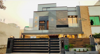 10 Marla Brand New Beautiful House For Sale in Bahria Town Lahore.