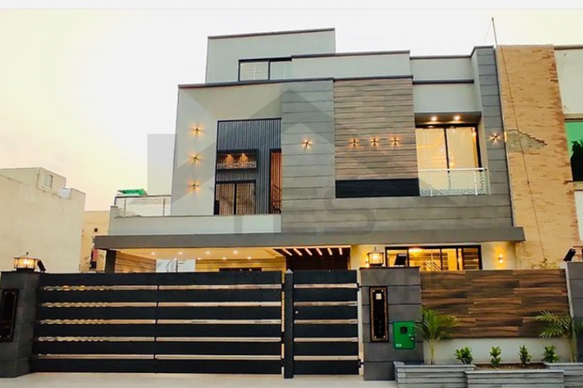 10 Marla Brand New Beautiful House For Sale in Bahria Town Lahore.