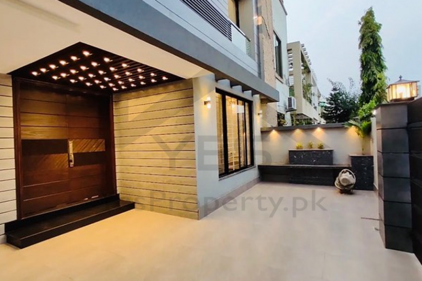 10 Marla Brand New Beautiful House For Sale in Bahria Town Lahore.