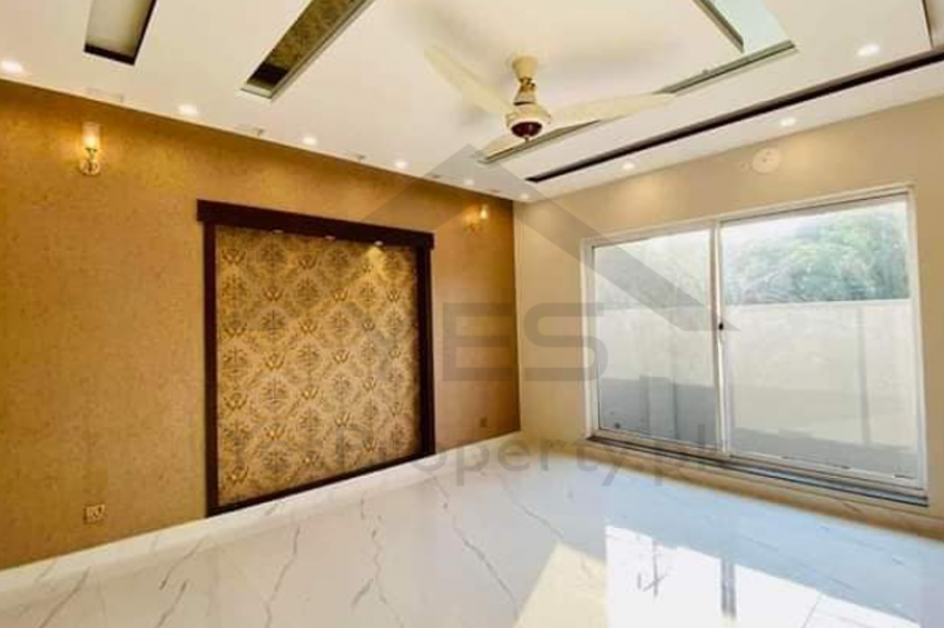 10 Marla Brand New Beautiful House For Sale in Bahria Town Lahore.